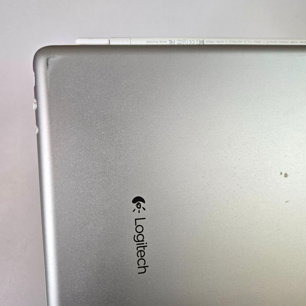 Logitech - Y-R0032 - White - Bluetooth Wireless Ultrathin Keyboard Cover - Picture 8 of 11